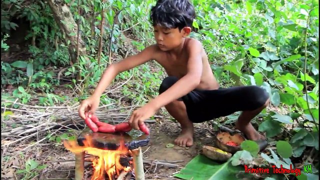 La Technologie Primitive - Manger de délicieux Cuisson des saucisses sur un rocher