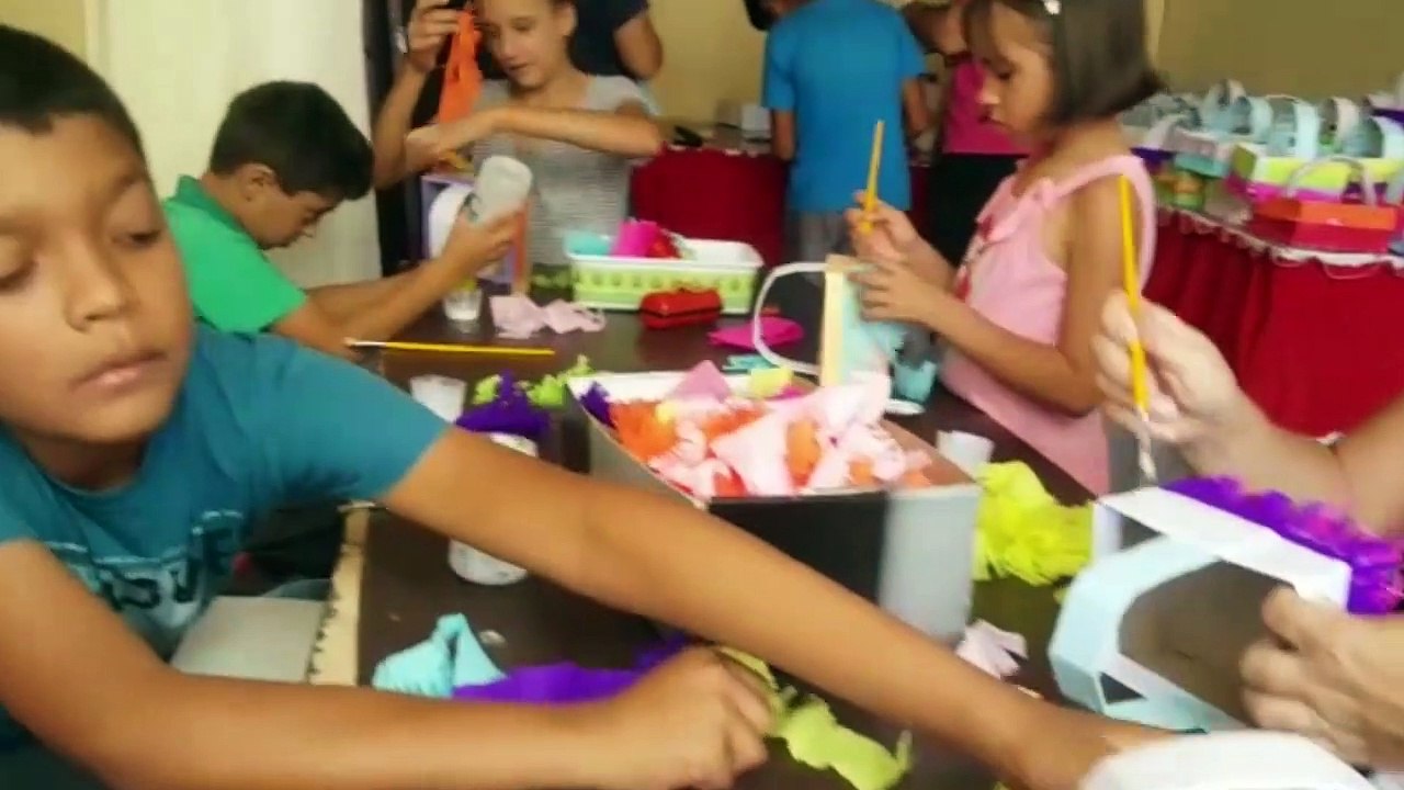 Mulher faz 160 cestinhas de páscoa para crianças carentes
