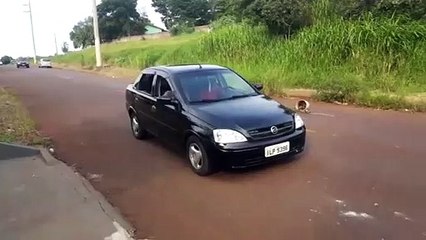 Homem joga pedras contra veículos em via pública