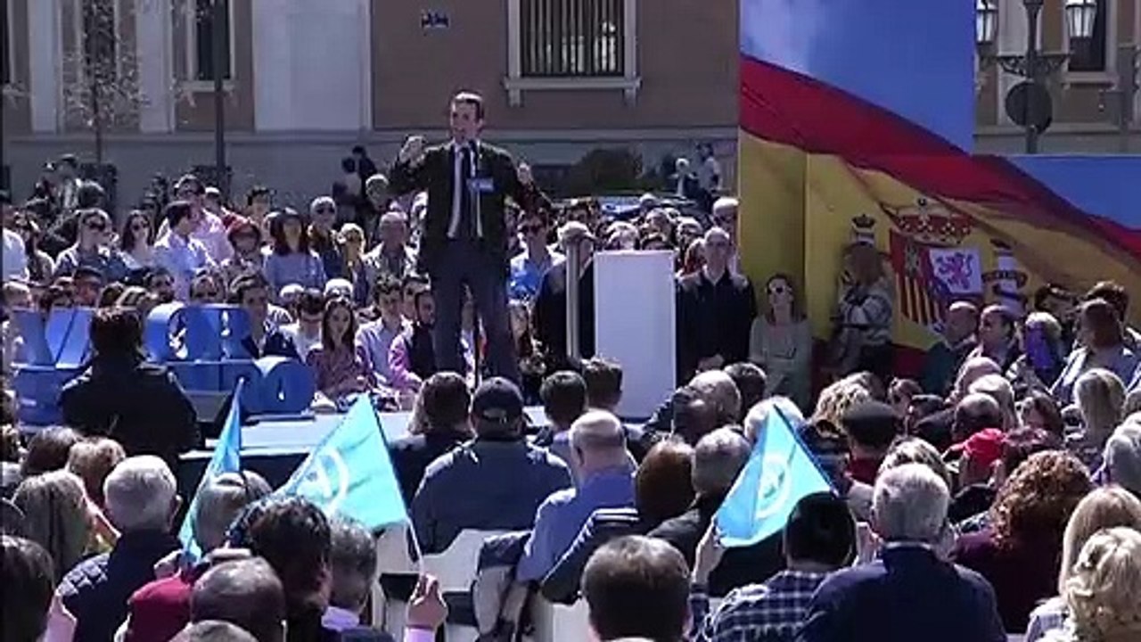 Casado arrasa en Valladolid: llenazo mientras las redes se burlan de las encuestas de Tezanos