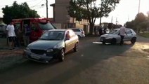 Duas pessoas se ferem em colisão entre carros