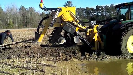Pantano de Tractores, palas mecánicas y Zanjadoras