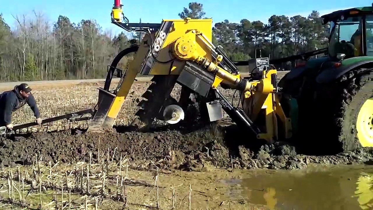 Pantano de Tractores, palas mecánicas y Zanjadoras