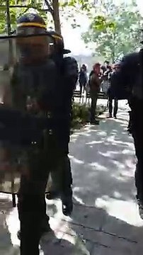 Toulouse, un CRS provoque Maxime Nicolle: Moi je gagne 500 euros par week-end. Vous, je ne suis pas sure que vous les ayez !