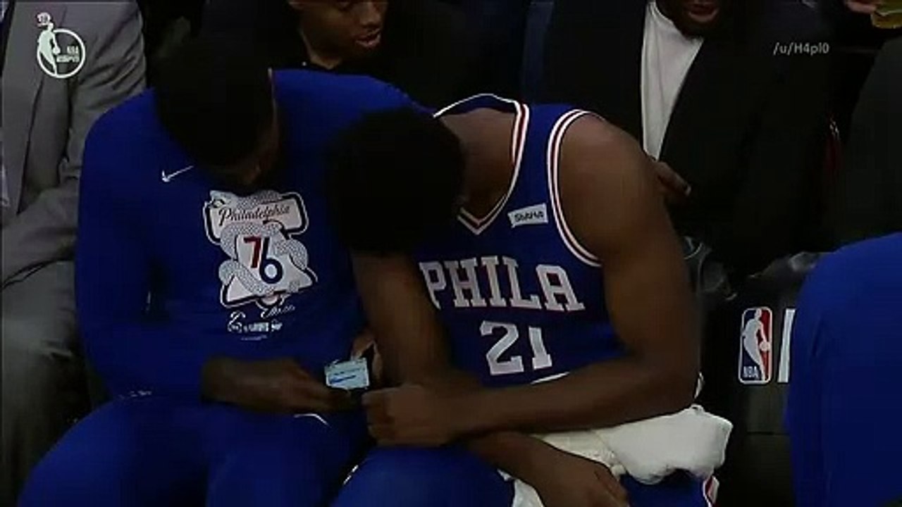 Quand Amir Johnson regarde ses SMS sur le banc des Sixers