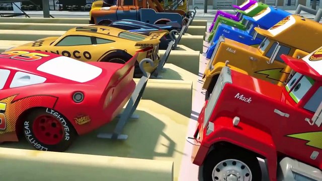 Les formulaires à la place des roues de la voiture de police, d'Apprendre de nouvelles choses avec des voitures jouets