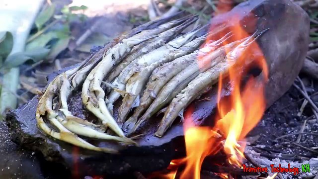La Technologie Primitive - Manger de délicieuses - Génial la cuisson du poisson dans la forêt
