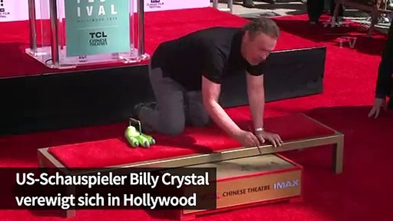 Billy Crystal verewigt Hand- und Fußabdrücke in Hollywood