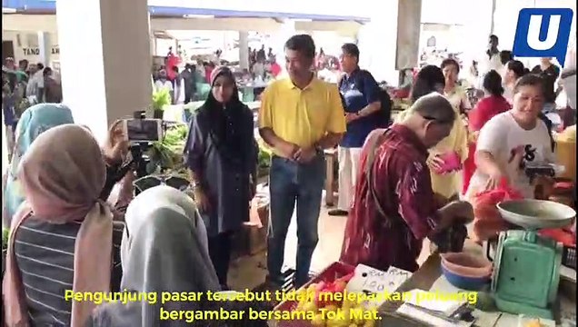 ADUN Rantau, Datuk Seri Mohamad Hasan bertemu pengunjung pasar selepas memenangi PRK DUN Rantau, semalam.