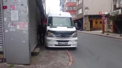 Fatih'te Kaldırıma Park Eden Minibüs Vatandaşlara Zor Anlat Yaşattı