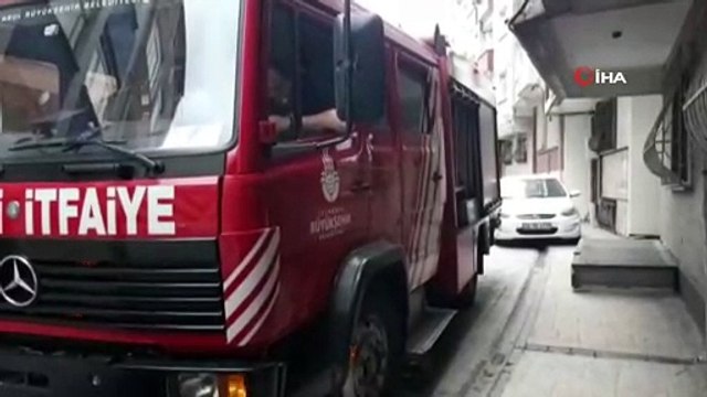 Bina boşluğunda mahsur kalan martıyı itfaiye ekipleri böyle kurtardı