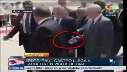 شاهد الرئيس الكوبي يرفض مصافحة عبد القادر بن صالح يالها من تبهديلة