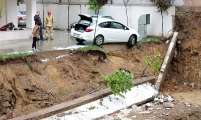 Kadıköy'de bahçe duvarı çöktü 