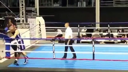 La simulation ridicule d'un boxeur
