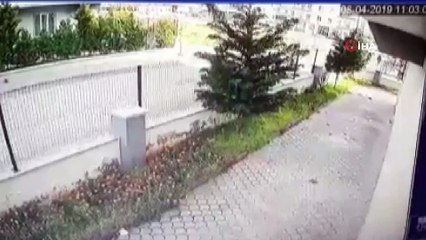 İnşaat malzemelerini taşıyamayınca araçla birlikte çaldılar...Hırsızlar kamerada