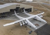تحليق أكبر طائرة في العالم