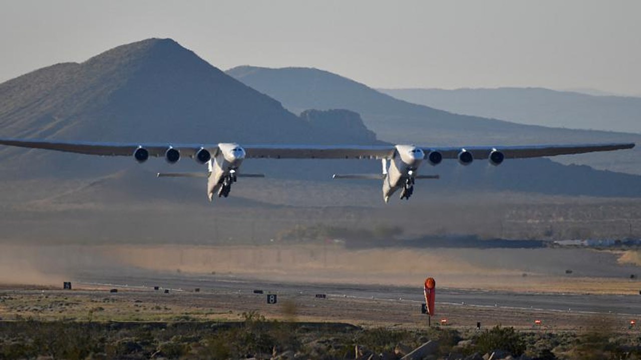 Stratolaunch: Größtes Flugzeug der Welt dreht erste Runde