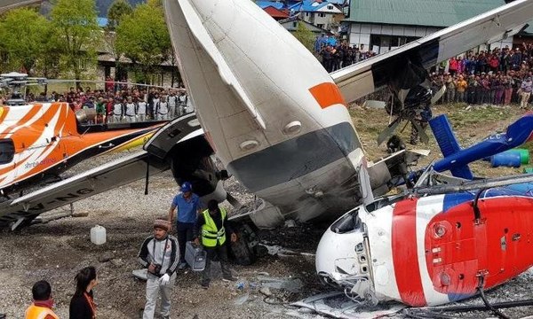 Nepal’de küçük uçak, kalkış sırasında iki helikoptere çarptı: 3 ölü
