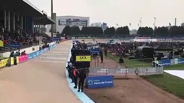 Paris-Roubaix : ambiance au vélodrome de Roubaix, quelques minutes avant l'arrivée des coureurs.