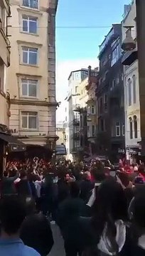 Bu akşamki Galatasaray-Fenerbahçe derbisi öncesinde Galatasaray taraftarları İmamoğluna mazbatayı ver! diyerek tezahüratlarda bulundu. - - Mazbat