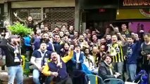 TRİBÜNLERDE MAZBATA DALGASI İstanbulda Galatasaray-Fenerbahçe derbisi öncesinde sokakta taraftarın sesi yükseldi. - - Fenerbahçe taraftarları Ba