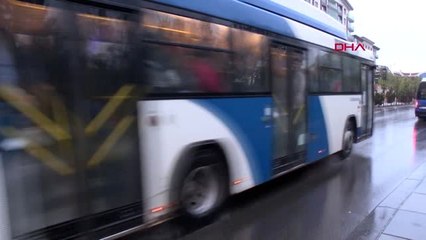Özel Halk Otobüsü, Yol Temizleme Aracına Çarptı 10 Yaralı