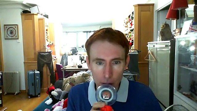 Wiwi égratigne une carte postale de Ginette Ménard