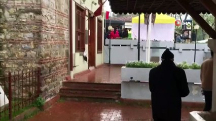 Camii şadırvanından su içen kedi görenlerin ilgi odağı oluyor