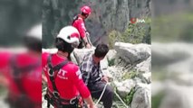Kayalıklarda mahsur kalan 3 keçi, 6 saatlik operasyonla kurtarıldı