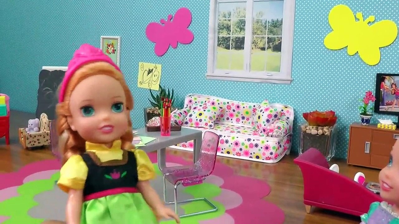 LE NEZ QUI COULE ! Elsa & Anna les tout - petits- la Petite Anna est Malade - Peur des Gouttes pour le Nez - les Éternuements