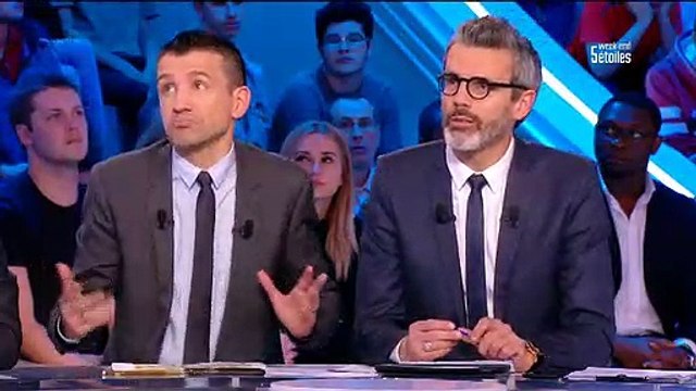 Pierre Ménès boude après avoir été remis en place par Alain Roche sur le plateau du Canal Football Club - VIDEO