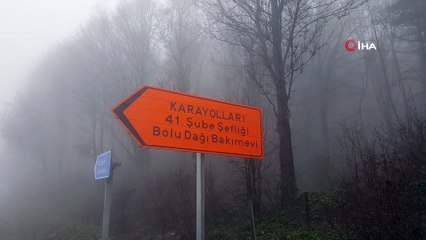 Bolu Dağı’nda etkili olan sis sürücülere zor anlar yaşatıyor