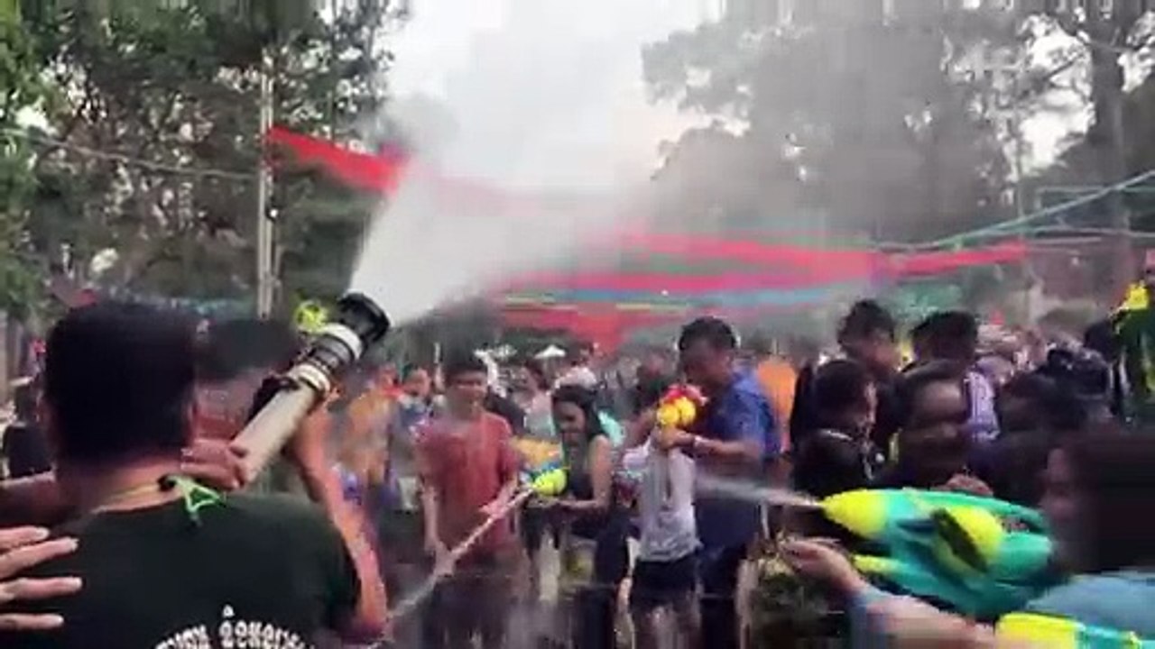 Cambodge: batailles d'eau pour célébrer le nouv...