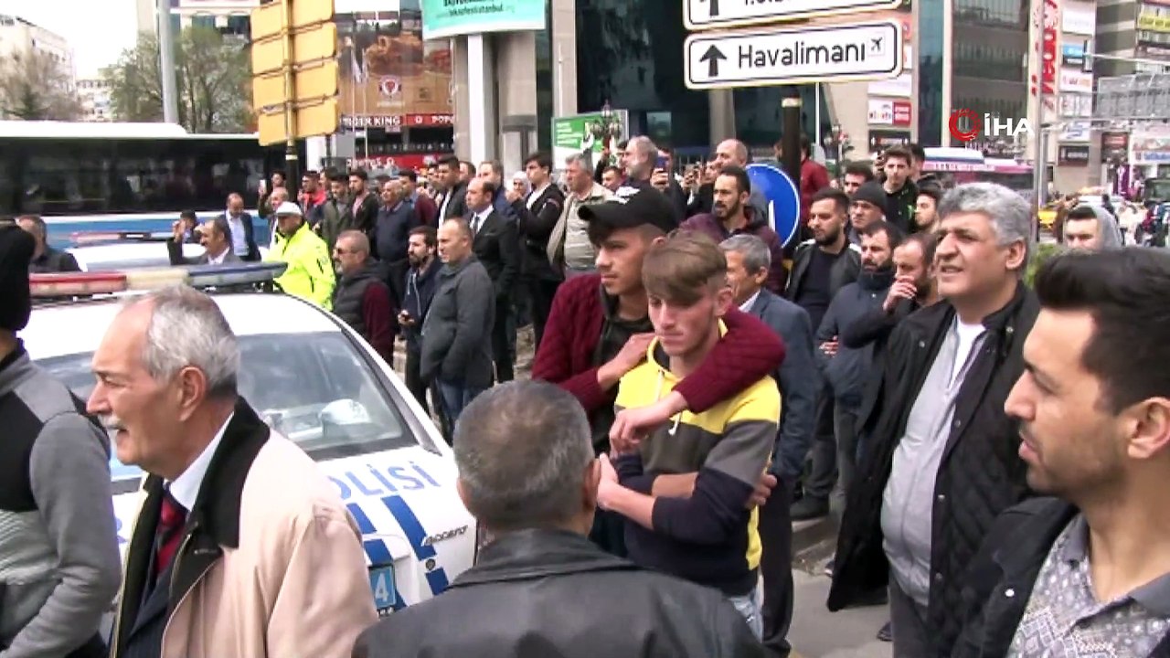 Cadde ortasında üzerine benzin döküp kendini yakmaya çalıştı