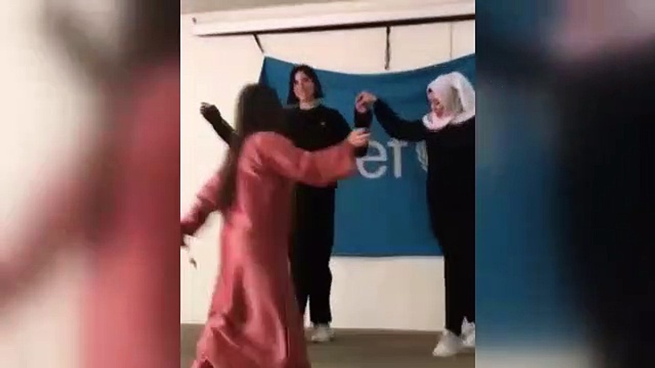 Dua Lipa halay çekti
