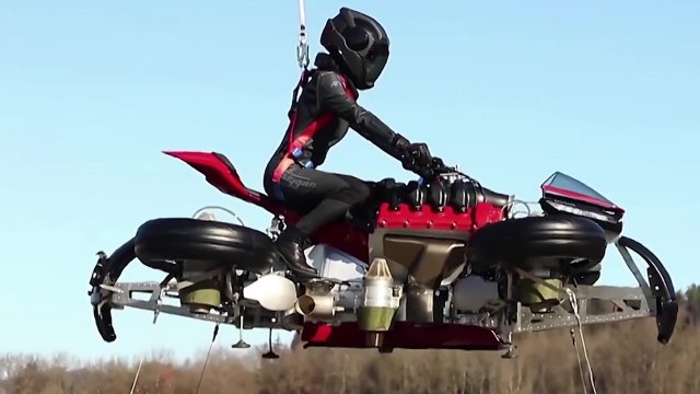 La toute première moto volante au monde par le constructeur français Lazareth