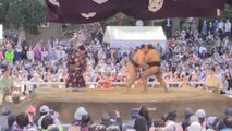Luchadores de sumo muestran su lado más distendido en un festival en Tokio