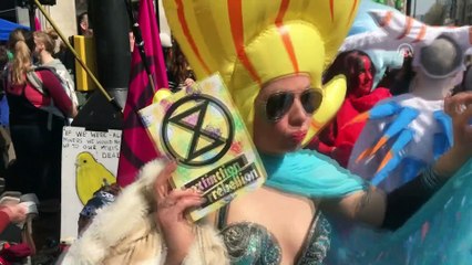 İngiltere'de çevreciler yolları kesti - LONDRA