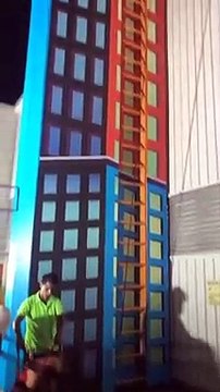 Une adolescente monte sur une attraction sans harnais de sécurité et fait une lourde chute