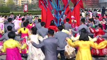 Norte-coreanos prestam homenagem a Kim Il Sung