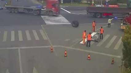 Dha Dış - Çin'de Tır'dan Kopan Çift Tekerlek İşçinin Üzerinden Geçti