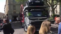 Insolite : un camion transportant des voitures de luxe bloqué dans le centre-ville d'Avignon