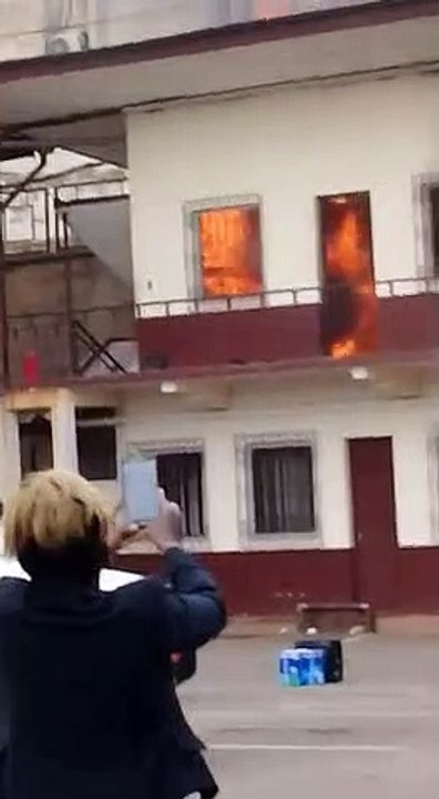 Des bâtiments du Ministère des Travaux Publics ( délégation régionale du Centre) en feu à Yaoundé
