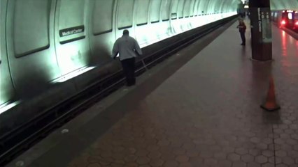 Un homme aveugle tombe sur les rails d’un métro, les voyageurs se précipitent à son secours