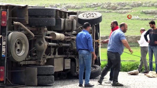 Yan yatan kamyonetten burnu bile kanamadan kurtuldu
