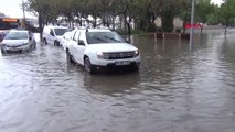 Manisa Salihli'de Sağanak Yağmur ve Dolu Yağdı