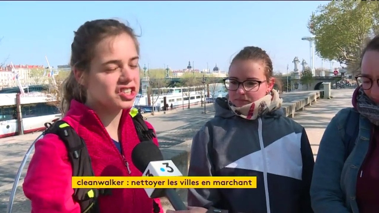 A Lyon, les "cleanwalkers" nettoient les rues tout en se promenant entre amis