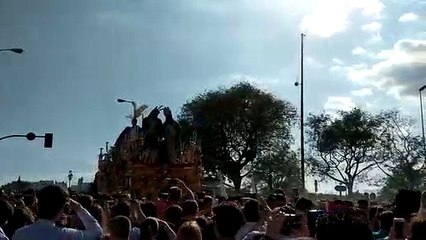 San Gonzalo terminando de cruzar el puente de Triana
