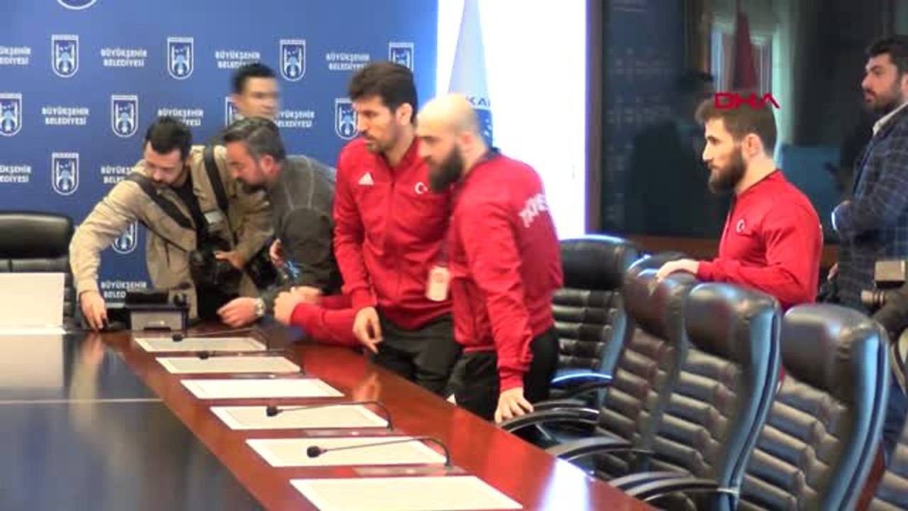 Ankara Şampiyon Güreşciler Ankara Büyükşehir Belediye Başkanı Mansur Yavaş'ı Ziyaret Etti