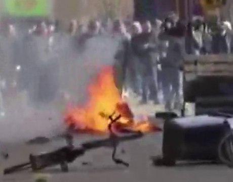 Danimarka'da Aşırı Sağcı Siyasetçi Kur'an-ı Kerim'i Yaktı